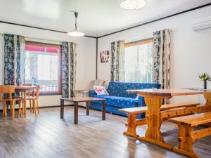 un soggiorno con divano blu e tavoli di Holiday Home D daalia by Interhome a Kalmari