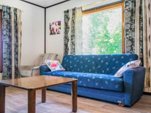 un divano blu in un soggiorno con un tavolo di Holiday Home D daalia by Interhome a Kalmari Altre 23 foto