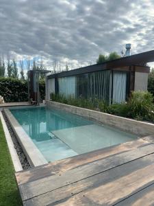 マイプにあるEl Atelierの家の前のプール