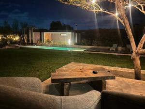 マイプにあるEl Atelierの夜の庭に置かれた木製のテーブル
