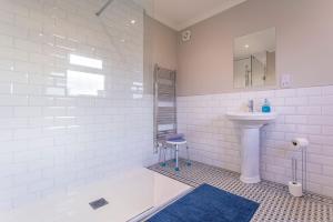 Et badeværelse på Blacklaws Farmhouse - Blacklaws Steading + 57 billeder