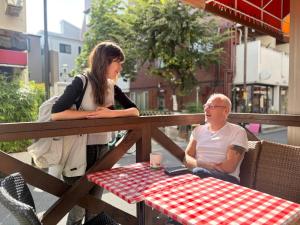 東京にあるサクラホテル日暮里のテーブルに座っている男性と女性