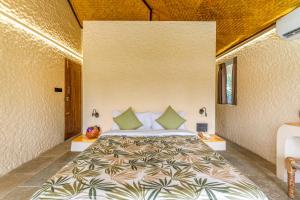 En eller flere senge i et værelse på ELIVAAS Mallai Pet-friendly Suites with Lush Lawn, Plunge Pool and Sit-Outs