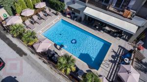 an overhead view of a swimming pool with umbrellas at Hotel Olympos in Leptokarya