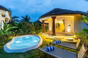 Swimmingpoolen hos eller tæt på ELIVAAS Mallai Pet-friendly Suites with Lush Lawn, Plunge Pool and Sit-Outs