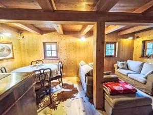 Khu vực ghế ngồi tại Chalet Maset Pozzati by Interhome