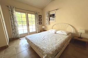 Postel nebo postele na pokoji v ubytování Countryside studio with pool in Callas