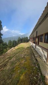 Peisaj natural din apropierea acestui hotel +17 fotografii