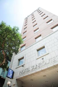 un edificio con el letrero de las sinagogas del hotel en Hotel Sunroute Taipei, en Taipéi