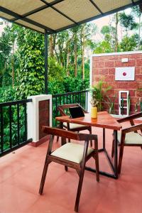 Balkón nebo terasa v ubytování Nila by Raho - Secluded Villa with Estate View