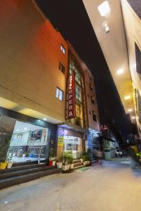 Un estacionamiento vacío frente a un edificio por la noche. en Hotel Opera Delhi Airport, en Nueva Delhi 30 fotos más