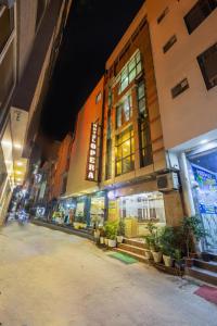 una calle vacía en una ciudad por la noche en Hotel Opera Delhi Airport, en Nueva Delhi