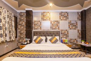 1 dormitorio con 1 cama y una pared de azulejos en Hotel Opera Delhi Airport, en Nueva Delhi