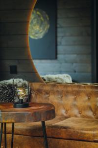 Χώρος καθιστικού στο Reborn Cabins