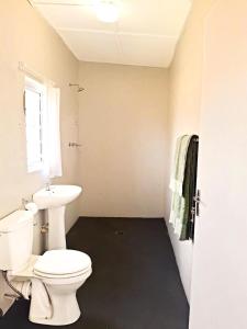 Cornelia's Field في Joubertina: حمام مع مرحاض أبيض ومغسلة