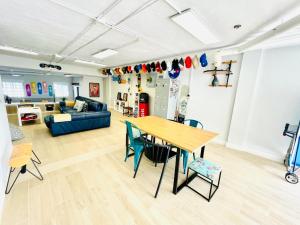 Χώρος καθιστικού στο The happy garage at the beach