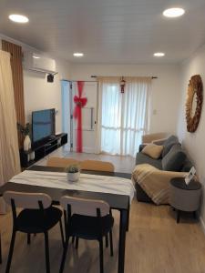 ein Wohnzimmer mit einem Tisch und einem Sofa in der Unterkunft Condominio El Monte departamentos deluxe in San Nicolás de los Arroyos + 53 Fotos