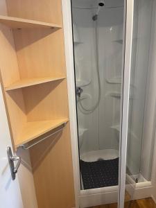 Ένα μπάνιο στο Bungalow camping la Berge fleurie