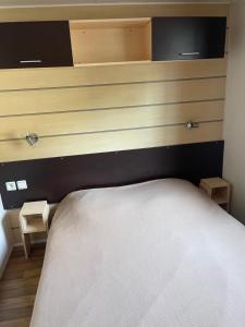 Ένα ή περισσότερα κρεβάτια σε δωμάτιο στο Bungalow camping la Berge fleurie