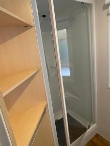 Ένα μπάνιο στο Bungalow camping la Berge fleurie +9 φωτογραφίες