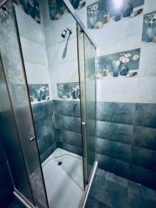 Un baño de White Palace airport hotel