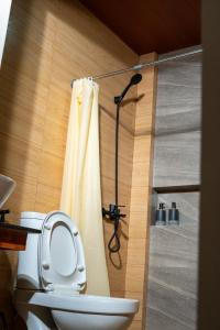 Ванная комната в Minimalist Home 5 mins to Calle Crisologo Vigan