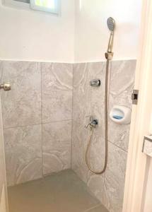 una ducha con cabezal de ducha en un baño en Dulce home, en San Juan