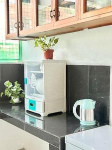 encimera de cocina con microondas en Dulce home, en San Juan