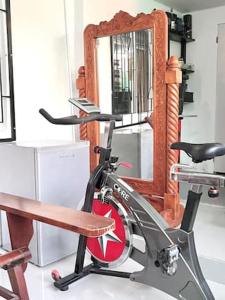 una bicicleta sentada frente a un espejo en Dulce home, en San Juan