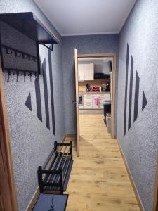 Un pasillo con flechas pintadas en las paredes de una habitación. en Monteurwohnung Ferienwohnung, en Velbert 1 foto más