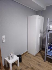 una habitación con una cama, una mesa y una escalera en Monteurwohnung Ferienwohnung, en Velbert