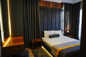 a hotel room with a bed and a window at LİMONOTTO SUİT OTEL in Mersin