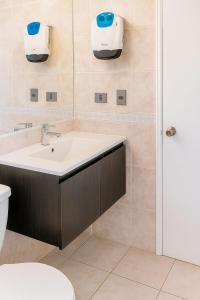 Smart Rentals - Agradable departamento en Mantagua في Estación Mauco: حمام مع حوض ومرحاض