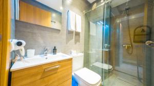 Un baño con ducha, lavabo e inodoro. en Atlas-Résidence by Rent-Inn, en Rabat 50 fotos más