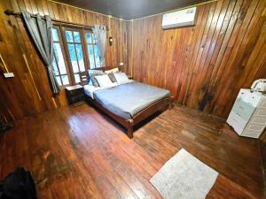 Postel nebo postele na pokoji v ubytování Koh Ngai Camping Restaurant @ Bar