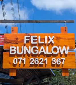 Chứng chỉ, giải thưởng, bảng hiệu hoặc các tài liệu khác trưng bày tại Felix Holiday Bungalow