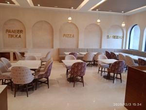 Posezení v ubytování Sterling Saryu Ayodhya