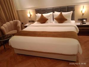 Postel nebo postele na pokoji v ubytování Sterling Saryu Ayodhya