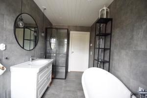 Ένα μπάνιο στο Newly built house near the sea & beach SE09166 +18 φωτογραφίες