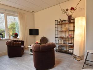 Μια τηλεόραση ή/και κέντρο ψυχαγωγίας στο Alluring Apartment in Bergen with Terrace, Garden and BBQ