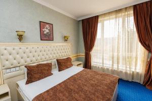 a hotel room with a bed and a window at El hotel in Ganja