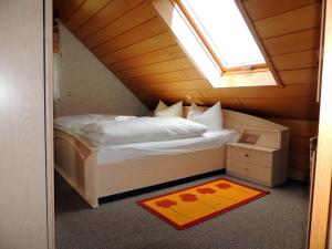 布賴騰布倫的住宿－希爾滕貝格公寓，一间卧室配有一张带窗户和地毯的床