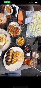 Φαγητό σε αυτό το δωμάτιο σε οικογενειακή κατοικία ή κάπου εκεί κοντά