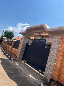 Το κτήριο όπου στεγάζεται  το δωμάτιο σε οικογενειακή κατοικία