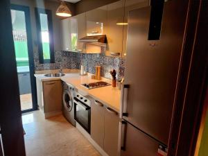 Køkken eller tekøkken på Cozy private jacuzzi spa apartment