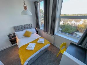 Un dormitorio con una cama con dos toallas encima. en City & Station Apartments at Gulland House by Pureserviced, en Plymouth