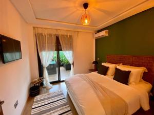 En eller flere senge i et værelse på Cozy private jacuzzi spa apartment + 32 billeder