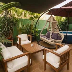 Et opholdsområde på Cozy private jacuzzi spa apartment