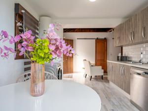 a vase of flowers sitting on a table in a kitchen at Live La Palma Lomo La Crucita in Lomo Machín