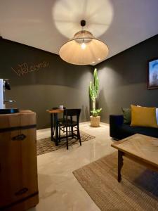 Et opholdsområde på Cozy private jacuzzi spa apartment